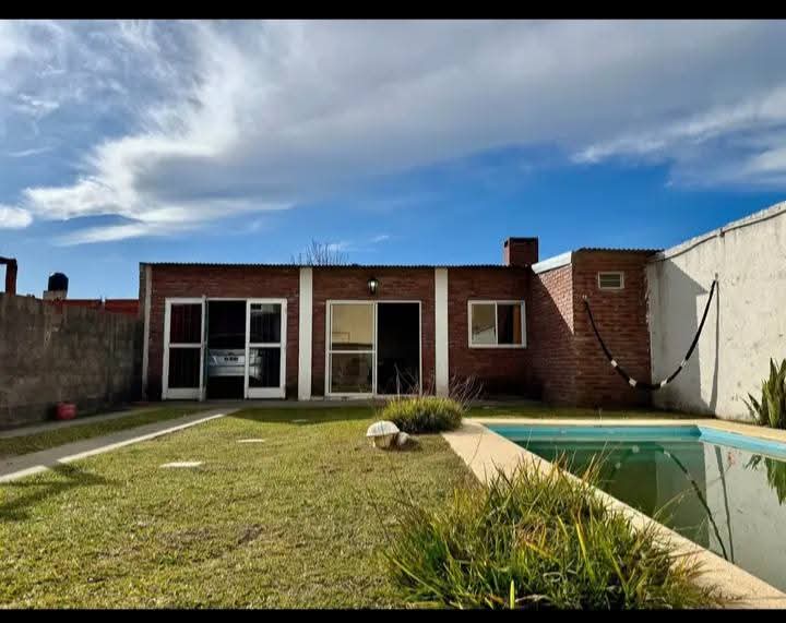 Imagen de la propiedad CASA EN VENTA CON PISCINA Y QUINCHO – COLONIA AVELLANEDA