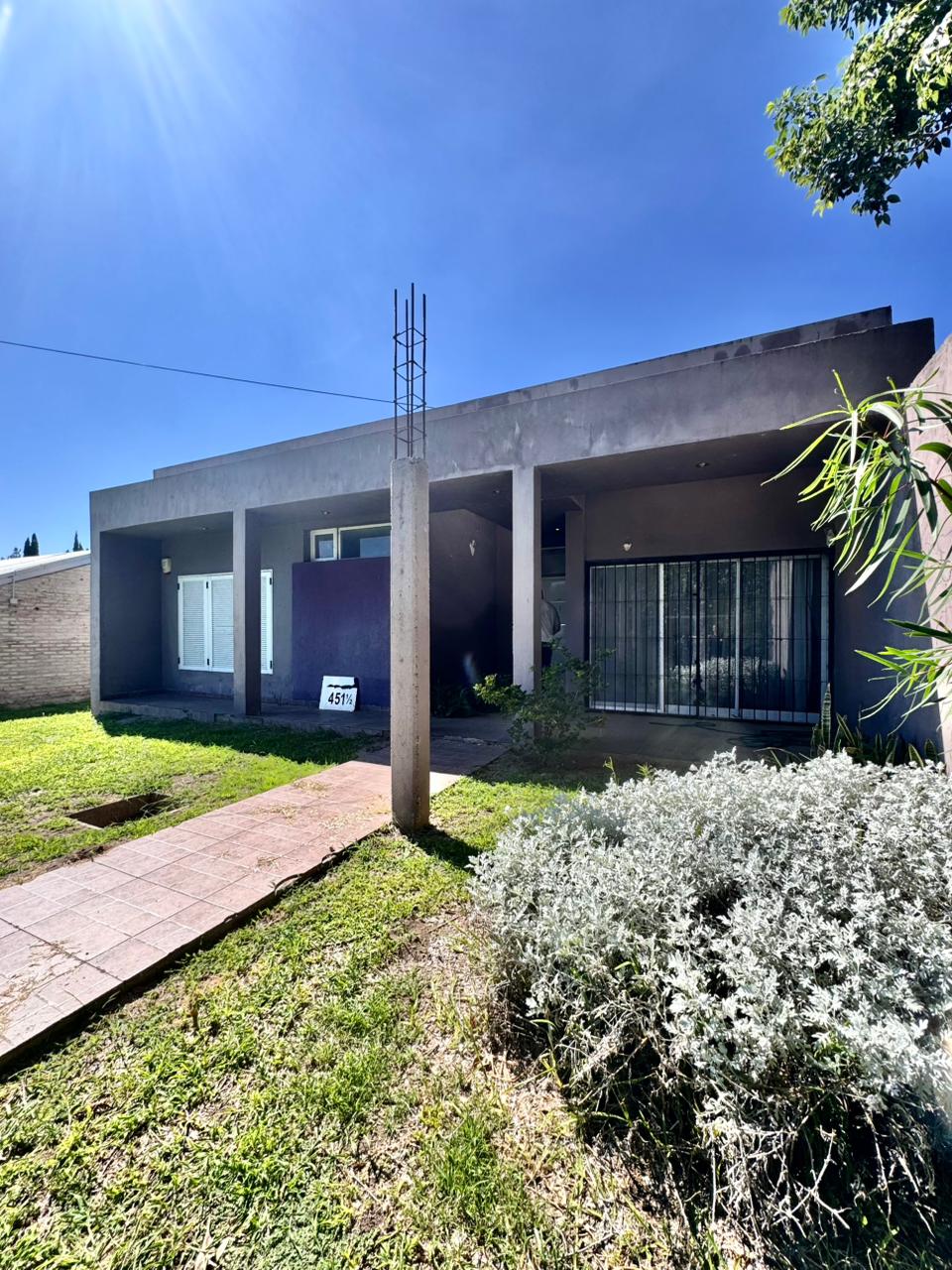 Imagen de la propiedad  CASA ESTILO MINIMALISTA SOBRE RUTA 12 EN VENTA